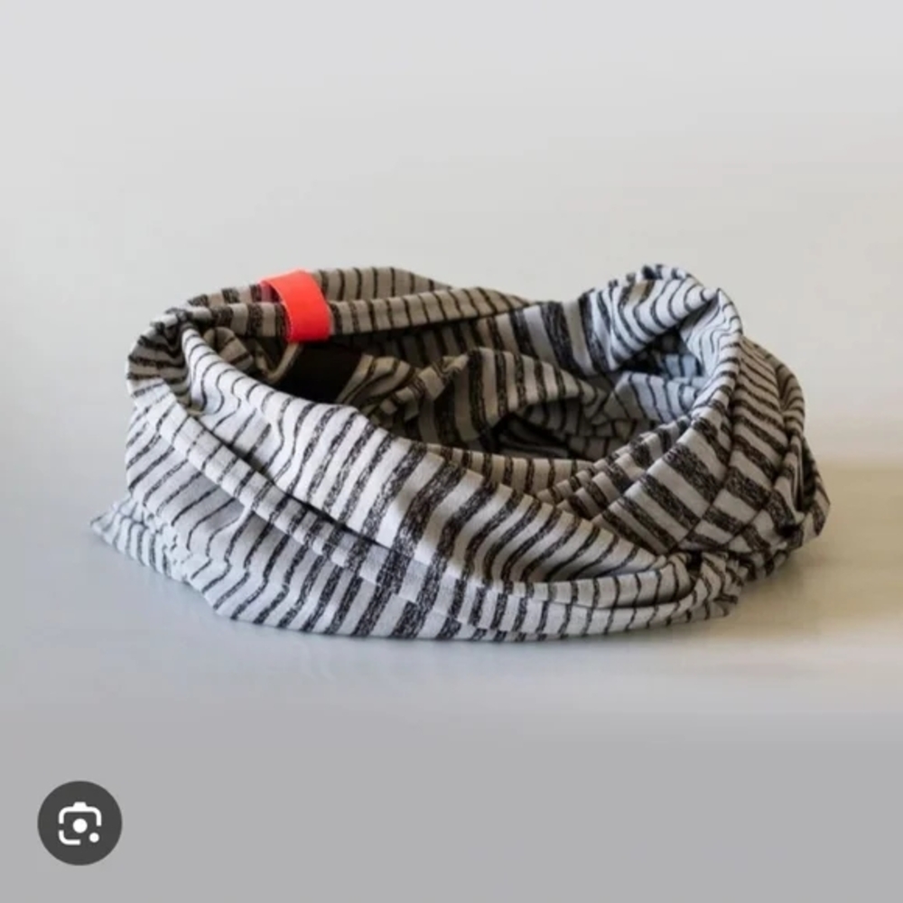 Lululemon Vinyasa Scarf Rulu – Mini Akido Stripe Heathered Black & Silver Spoon